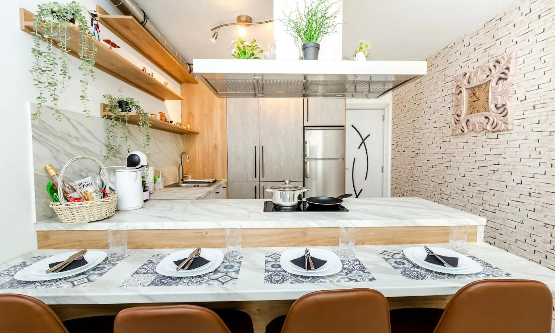 The White Apartment - Free Parking location
